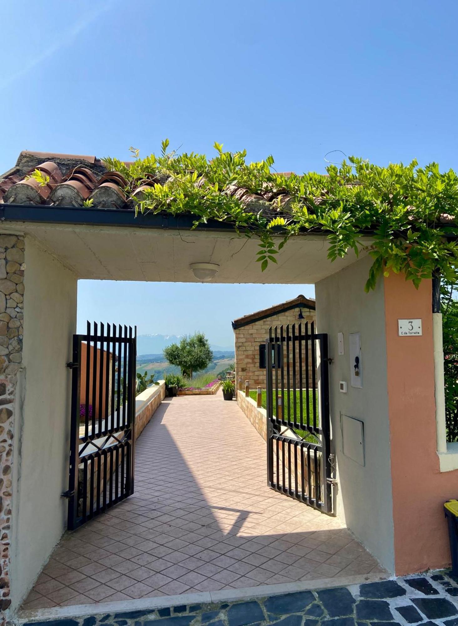 Bed And Adventure Tramontana Resort - Casetta & Wellness Castilenti Extérieur photo