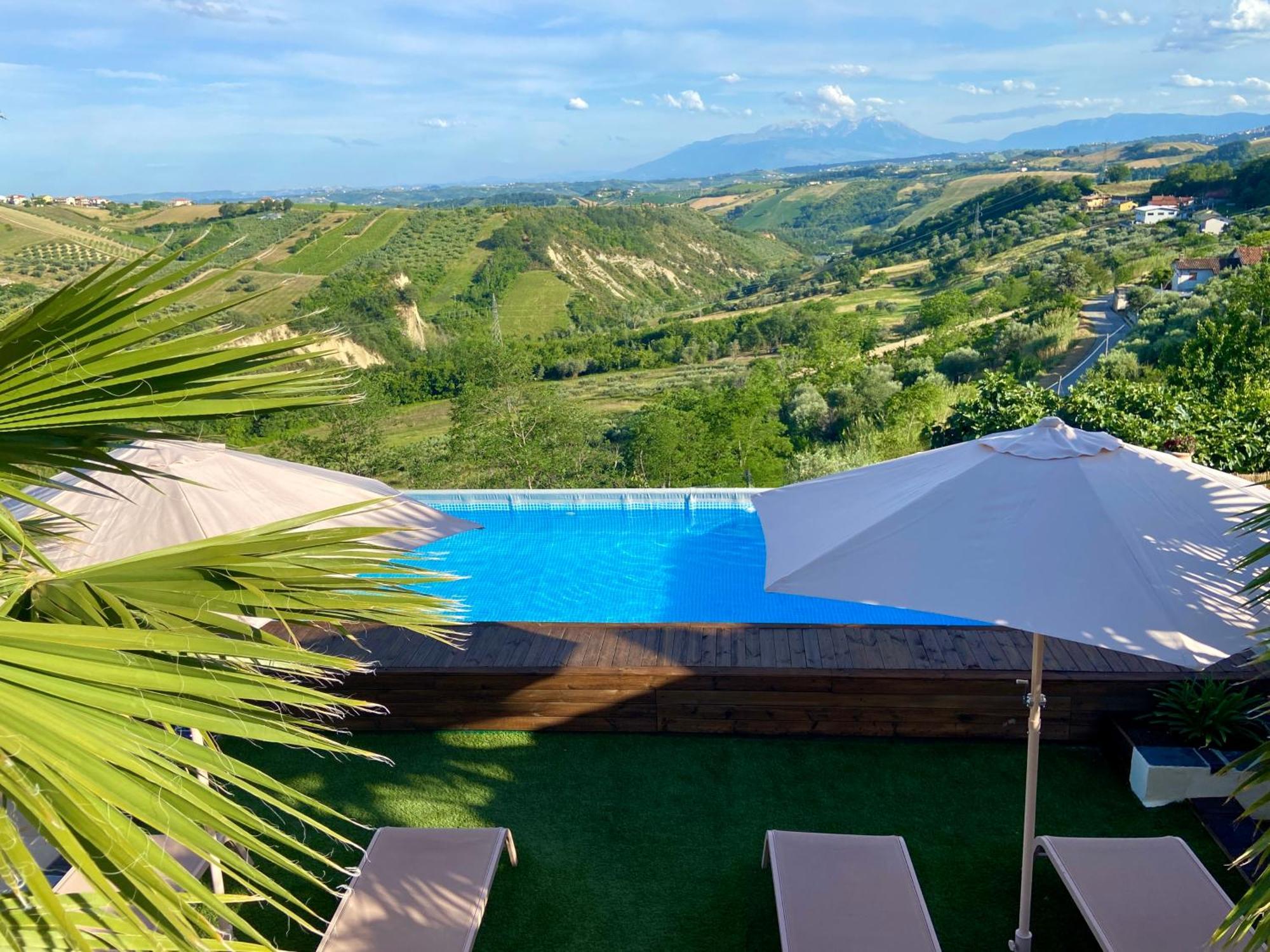 Bed And Adventure Tramontana Resort - Casetta & Wellness Castilenti Extérieur photo
